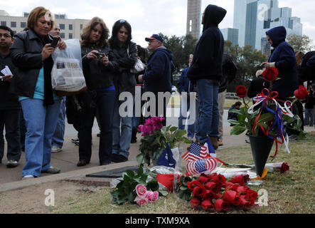 I visitatori di scattare delle foto di un monumento commemorativo in Dealey Plaza il 22 novembre 2008 per commemorare il quarantacinquesimo anniversario dell assassinio di U. S. presidente John F. Kennedy Dallas, TX. Kennedy fu ucciso il 22 novembre 1963 come egli cavalcava verso il basso Elm Street a Dallas. L anniversario della sua morte porta gli appassionati di storia, ventole di JFK e cospirazione theoryists torna al sito. (UPI foto/Ian Halperin) Foto Stock