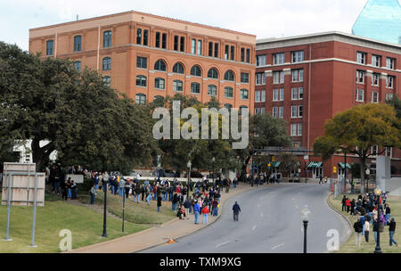 I visitatori si radunano in Dealey Plaza il 22 novembre 2008 per commemorare il quarantacinquesimo anniversario dell assassinio di U. S. presidente John F. Kennedy Dallas, TX. L'edificio sulla sinistra è il Texas School Book Depository, l'edificio in cui Lee Harvey Oswald sparò i suoi scatti da. Kennedy fu ucciso il 22 novembre 1963 come egli cavalcava verso il basso Elm Street a Dallas. L anniversario della sua morte porta gli appassionati di storia, ventole di JFK e cospirazione theoryists torna al sito. (UPI foto/Ian Halperin) Foto Stock