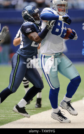Dallas Cowboys Jason Whitten viene spinto fuori dai limiti da Seattle Seahawks Marcus Trufant durante il primo trimestre Novembre 27, 2008 at Texas Stadium di Irving, Texas. Dal 1978 i cowboy hanno giocato ogni giorno del Ringraziamento in Texas Stadium ma questo è l'ultimo tempo potranno giocare qui. Il team si sta spostando verso il nuovo stadio dopo questa stagione. (UPI foto/Ian Halperin) Foto Stock
