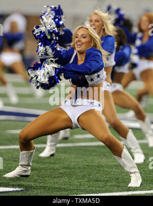Dallas Cowboys Cheerleaders eseguire prima il Dallas Cowboys New York Giants gioco Settembre 21, 2009 in Arlington, Texas. Più di 100.000 ventilatori riempito il nuovo $1,2 miliardi stadium per il primo gioco di NFL. (UPI/Ian Halperin) Foto Stock