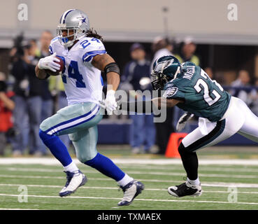 Dallas Cowboys Marion Barber corre lontano da Philadelphia Eagles Quintin Mikell durante il primo semestre il 3 gennaio. 2010 in Arlington, Texas. UPI/Ian Halperin Foto Stock