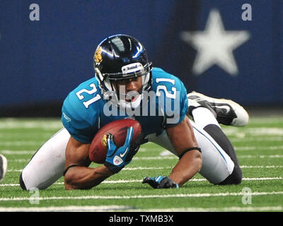 Jacksonville Jaguars" Derek Cox intercetta un pass da Dallas Cowboys quarterback Jon Kitna durante il terzo trimestre in Arlington, Texas Ottobre 31, 2010. UPI/Kevin Dietsch Foto Stock