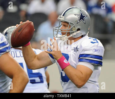 Dallas Cowboys quarterback Jon Kitna sembra passare contro Jacksonville Jaguars in Arlington, Texas Ottobre 31, 2010. UPI/Kevin Dietsch Foto Stock