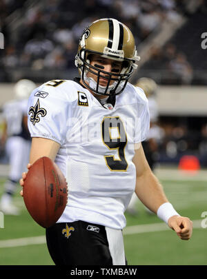 New Orleans Saints quarterback Drew Brees si riscalda prima di Dallas Cowboys NFL Game Novembre 25, 2010 in Arlington, Texas. UPI/Ian Halperin Foto Stock