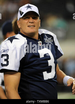 Dallas Cowboys quarterback Jon Kitna si riscalda prima di New Orleans Saints NFL Game Novembre 25, 2010 in Arlington, Texas. UPI/Ian Halperin Foto Stock