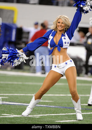 Un Dallas Cowboys cheerleader esegue durante la Cowboys-New Orleans Saints NFL Game Novembre 25, 2010 in Arlington, Texas. UPI/Ian Halperin Foto Stock