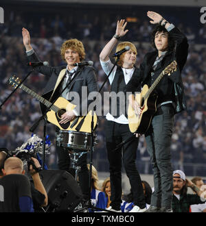 Teen rock band cava nuova esegue l inno nazionale prima di Dallas Cowboys New Orleans Saints NFL Game Novembre 25, 2010 in Arlington, Texas. UPI/Ian Halperin Foto Stock