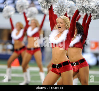Dallas Cowboys Cheerleaders eseguire durante il Cowboys-Washington Redskins NFL Game Dicembre 19, 2010 in Arlington, Texas. UPI/Ian Halperin Foto Stock