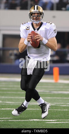 New Orleans Saints quarterback Drew Brees codifica contro Dallas Cowboys durante la prima metà del loro gioco di NFL Novembre 25, 2010 in Arlington, Texas. UPI/Ian Halperin Foto Stock