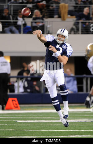 Dallas Cowboys quarterback Jon Kitna getta contro i New Orleans Saints durante la prima metà del loro gioco di NFL Novembre 25, 2010 in Arlington, Texas. UPI/Ian Halperin Foto Stock