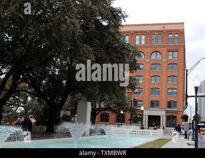 Il Texas School Book Depository, ora denominata Dallas County Administration Building, siede accanto a Dealey Plaza il 20 novembre 2013 a Dallas, in Texas. Il palazzo divenne famosa quando Lee Harvey Oswald shot il Presidente John F. Kennedy da un sesto piano della finestra. Da quel giorno la costruzione è stata popolare con gli storici, turisti e teorici della cospirazione. Oggi ospita il Sixth Floor Museum a Dealey Plaza come pure gli uffici della contea. Questo venerdì sarà occasione del cinquantesimo anniversario dell'assassinio del presidente Kennedy il 22 novembre 1961. UPI/Ian Halperin Foto Stock