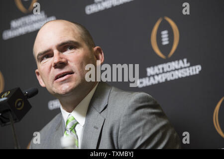 Oregon Ducks head coach Mark Helfrich risponde alle domande durante il giorno in media per il 2015 NCAA Football nazionale campionato, a Dallas, in Texas, il 10 gennaio 2015. Oregon si face off contro la Ohio State Buckeyes nel campionato nazionale di gioco su lunedì. Foto di Kevin Dietsch/UPI Foto Stock