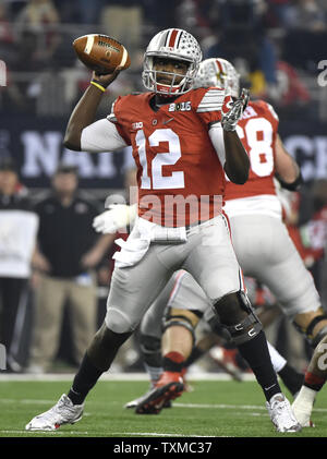 Ohio State Buckeyes quarterback Cardale Jones getta un pass nel primo trimestre contro la Oregon Ducks presso il College Football Playoff Campionato Nazionale di Arlington, Texas, il 12 gennaio 2015. Foto di Kevin Dietsch/UPI Foto Stock