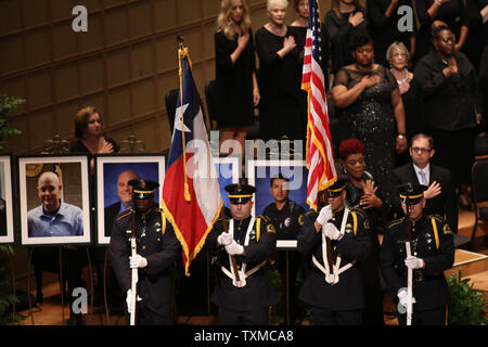 Il presidente Barack Obama ha chiesto di porre fine alla violenza razziale in tutto il paese durante un discorso di fronte dignitares e Dallas funzionari di polizia al Meyerson Symphony Center in downtown Dallas Martedì, luglio 12, 2016. Un cecchino aperto il fuoco a seguito di un nero vive questione marzo a Dallas uccisione di cinque funzionari di polizia e il ferimento di altri dodici durante il fine settimana. Foto di Chris McGathey/UPI Foto Stock