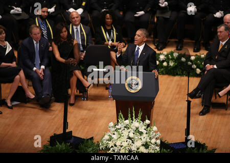 Il presidente Barack Obama ha chiesto di porre fine alla violenza razziale in tutto il paese durante un discorso di fronte dignitares e Dallas funzionari di polizia al Meyerson Symphony Center in downtown Dallas Martedì, luglio 12, 2016. Anche le presenze sono state Presidente ex Presidente George W Bush e sua moglie Laura e vice presidente Joe Biden e sua moglie Jill. Un cecchino aperto il fuoco a seguito di un nero vive questione marzo a Dallas uccisione di cinque funzionari di polizia e il ferimento di altri dodici durante il fine settimana. Foto di Chris McGathey/UPI Foto Stock