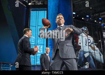 Ex Dallas Cowboys quarterback Troy Aikman si prepara a lanciare un gioco del calcio in mezzo alla folla durante il 2018 NFL Draft da AT&T Stadium di Arlington, Texas, il 26 aprile 2018. Foto di Sergio Flores/UPI Foto Stock