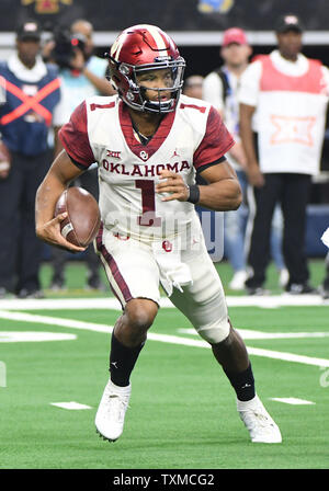 Oklahoma Sooners quarterback Kyler Murray, mostrato a giocare in grandi 12 Campionato su 1 dicembre 2018, è stato chiamato il 2018 Heisman vincitore del trofeo su dicembre 8, 2018 dal Trofeo Heisman fiducia. Murray ha superato per 4,053 iarde e 40 punteggi. Egli si precipitò per un ulteriore 892 cantieri con 11 touchdowns. Foto di Ian Halperin/UPI Foto Stock
