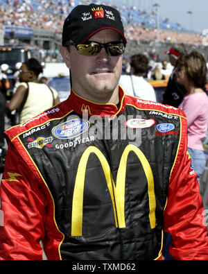 Jason Keller cammina per strada pit prima di iniziare la NASCAR Hershey's prendete 5 300 , al Daytona International Speedway di Daytona Beach, Florida, il 19 febbraio 2005. (UPI foto/Michael Bush) Foto Stock