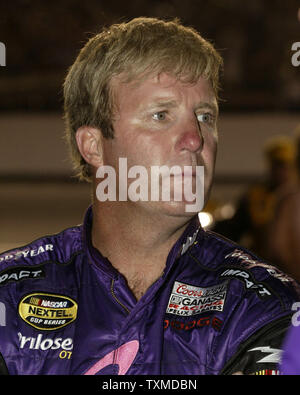 Sterling Marlin attende sulla strada pit per l'inizio della NASCAR Pepsi 400 , al Daytona International Speedway di Daytona Beach, Florida, il 2 luglio 2005. (UPI foto/Michael Bush) Foto Stock