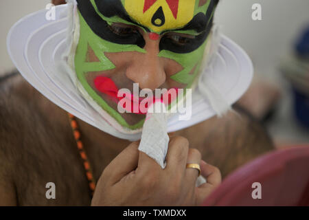 Indian kathakali dancer applicare il make-up Foto Stock