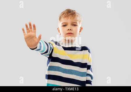 Little Boy in maglia a strisce Foto Stock