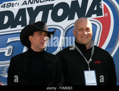 Grand Marshal Nicolas Cage e il baseball Hall of Famer Cal Ripken Jr partecipare pre gara attività prima di iniziare la quarantanovesima Daytona 500 al Daytona International Speedway di Daytona Beach, in Florida, il 18 febbraio 2007. (UPI foto/Martin fritta) Foto Stock