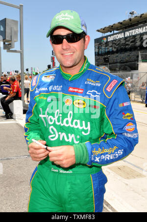 Scott Wimmer attende sulla strada ai box per il suo turno di qualificarsi per la Nationwide Series Winn-Dixie 250 al Daytona International Speedway di Daytona Beach, Florida il 4 luglio 2008. (UPI foto/Jeff Daly) Foto Stock