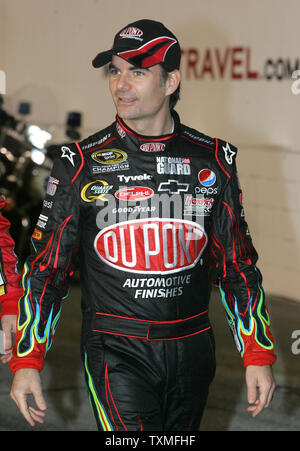 NASCAR Sprint Cup. Il pilota Jeff Gordon cammina per strada pit prima di iniziare la Budweiser Shootout a Daytona International Speedway di Daytona Beach, Florida il 7 febbraio 2009. (UPI foto/Michael Bush) Foto Stock