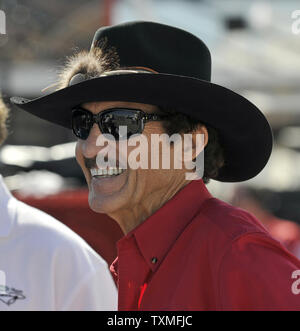 Tempo di sette NASCAR Sprint Cup Champion e proprietario del team Richard Petty attende sulla strada pit per le qualifiche per iniziare per la Daytona 500 al Daytona International Speedway di Daytona Beach, Florida il 8 febbraio 2009. (UPI foto/Jeff Daly) Foto Stock