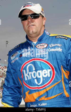 Jason Keller passeggiate per la sua auto sulla strada pit prima di iniziare la NASCAR Nationwide Series Camping mondo 300 al Daytona International Speedway di Daytona Beach, Florida il 14 febbraio 2009. (UPI foto/Ciad Cameron) Foto Stock