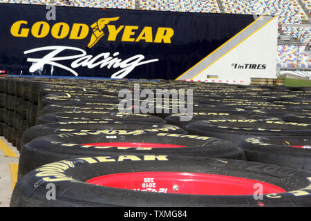 Pile di pneumatici Goodyear sono pronti per le squadre al Daytona International Speedway di Daytona Beach, in Florida, il 11 febbraio 2010. UPI foto/Martin fritti Foto Stock