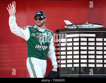 Dale Earnhardt Jr onde per la folla durante le presentazioni del driver prima di cominciare la Daytona 500 al Daytona International Speedway di Daytona Beach, Florida il 14 febbraio 2010. UPI foto/Malcolm Speranza Foto Stock