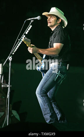 Brad Paisley esegue al centro dell'oceano in Daytona Beach, Florida il 12 agosto 2010. UPI/Michael Bush Foto Stock