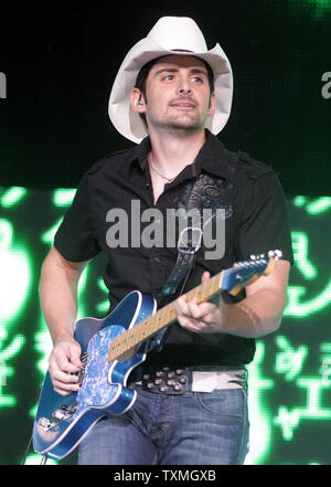 Brad Paisley esegue al centro dell'oceano in Daytona Beach, Florida il 12 agosto 2010. UPI/Michael Bush Foto Stock