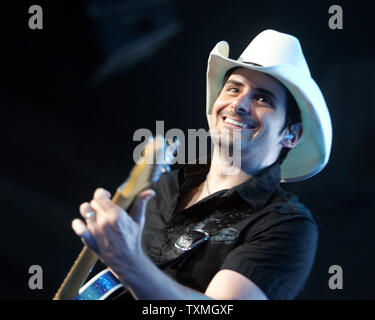 Brad Paisley esegue al centro dell'oceano in Daytona Beach, Florida il 12 agosto 2010. UPI/Michael Bush Foto Stock