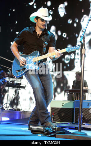 Brad Paisley esegue al centro dell'oceano in Daytona Beach, Florida il 12 agosto 2010. UPI/Michael Bush Foto Stock