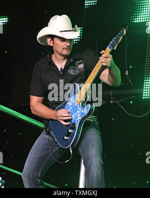 Brad Paisley esegue al centro dell'oceano in Daytona Beach, Florida il 12 agosto 2010. UPI/Michael Bush Foto Stock