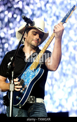 Brad Paisley esegue al centro dell'oceano in Daytona Beach, Florida il 12 agosto 2010. UPI/Michael Bush Foto Stock