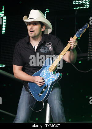 Brad Paisley esegue al centro dell'oceano in Daytona Beach, Florida il 12 agosto 2010. UPI/Michael Bush Foto Stock