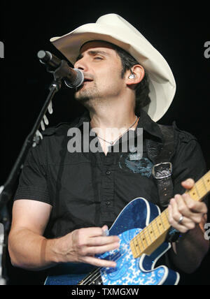 Brad Paisley esegue al centro dell'oceano in Daytona Beach, Florida il 12 agosto 2010. UPI/Michael Bush Foto Stock