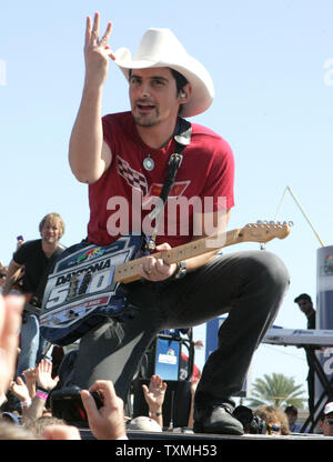 Cantante Country Brad Paisley esegue prima la Daytona 500 al Daytona International Speedway di Daytona Beach, Florida il 20 febbraio 2011. UPI foto/Sam Bush Foto Stock