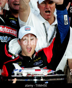 Trevor Bayne celebra diventando il più giovane pilota nella storia di NASCAR per vincere la Daytona 500 al Daytona International Speedway di Daytona Beach, Florida il 20 febbraio 2011. UPI foto/Michael Bush Foto Stock