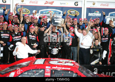 Trevor Bayne celebra diventando il più giovane pilota nella storia di NASCAR per vincere la Daytona 500 al Daytona International Speedway di Daytona Beach, Florida il 20 febbraio 2011. UPI foto/Sam Bush Foto Stock