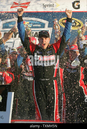 Trevor Bayne celebra diventando il più giovane pilota nella storia di NASCAR per vincere la Daytona 500 al Daytona International Speedway di Daytona Beach, Florida il 20 febbraio 2011. UPI foto/Michael Bush Foto Stock