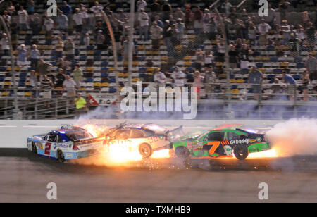 Elliott Sadler (2), Aric Almirola (88) e Danica Patrick (7) relitto alla fine della NASCAR Nationwide Jalapeno 250 al Daytona International Speedway di Daytona Beach, Florida il 1 luglio 2011. UPI foto/Christina Mendenhall Foto Stock