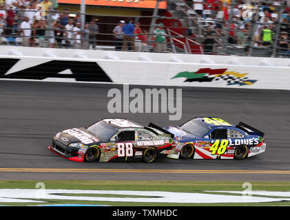 Dale Earnhardt Jr (88) è spinto attraverso il tri-oval dal compagno di squadra Jimmie Johnson (48) all'inizio di gara azione durante la NASCAR Sprint Cup Coke Zero 400 al Daytona International Speedway di Daytona Beach, Florida il 2 luglio 2011. UPI foto/Martin fritti Foto Stock