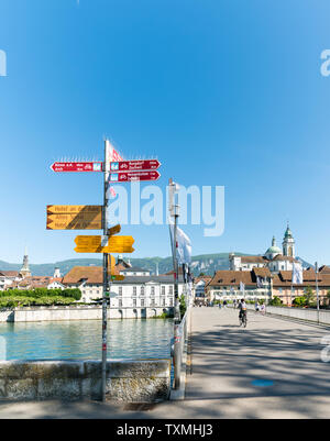 Solothurn, così / Svizzera - 2 Giugno 2019: cartello con molti trailmarkers per i pedoni e i ciclisti nel cuore della storica città di Soletta Foto Stock