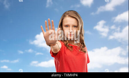 Grave ragazza adolescente che mostra il gesto di arresto Foto Stock