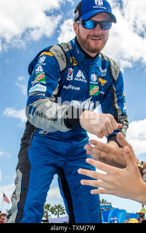 Dale Earnhardt Jr durante le presentazioni del driver prima di Daytona 500 al Daytona International Speedway su Febbraio 21, 2016 a Daytona, Florida. Foto di Edwin Locke/UPI Foto Stock