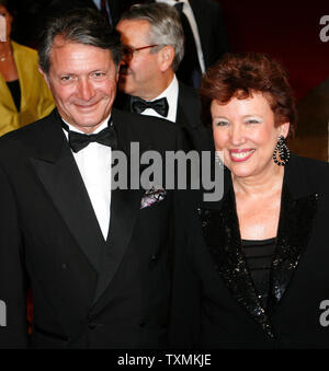 Deauville Sindaco Philippe Augier (L) e il Ministro francese della salute, della Gioventù e dello Sport Roselyne Bachelot arrivare sul tappeto rosso prima di un tributo ad attore Michael Douglas in apertura della XXXIII American Film Festival di Deauville a Deauville, Francia il 31 agosto 2007. (UPI foto/David Silpa) Foto Stock